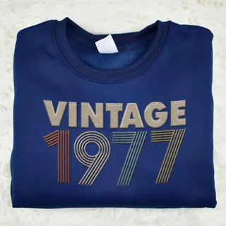 Vintaged 1977 Embroidered Sweatshirt – Navy